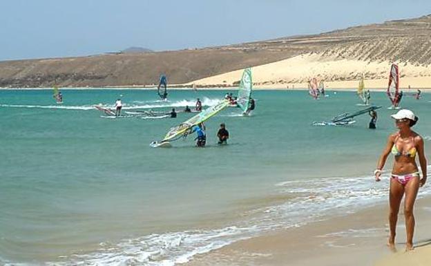 Un windsurfista herido grave en un accidente en Fuerteventura