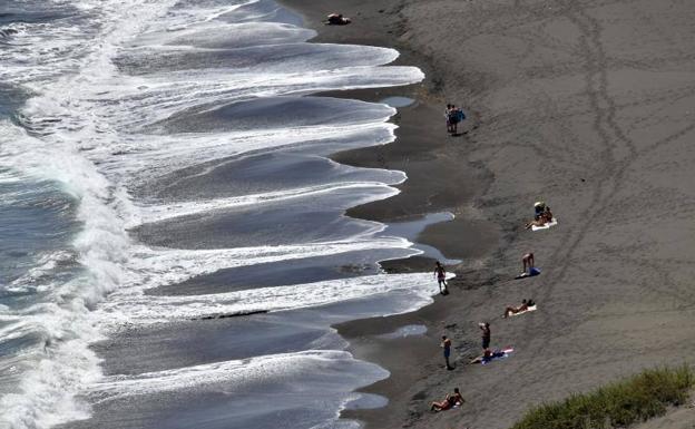 Salvan la vida a tres bañistas en La Laja