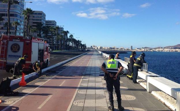 Herido tras caer en una zona de tetrápodos en la Avenida Marítima