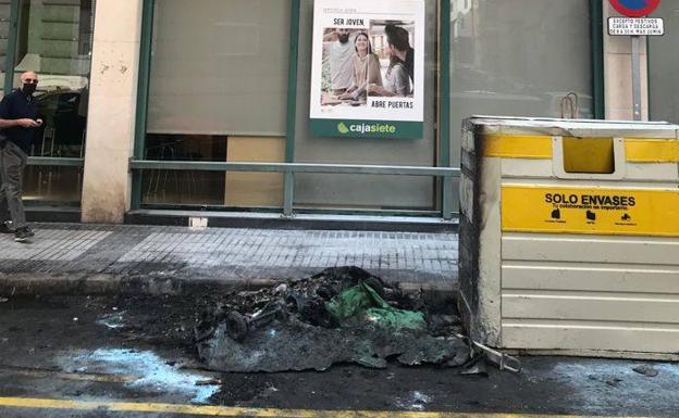 Otra noche de quema de contenedores