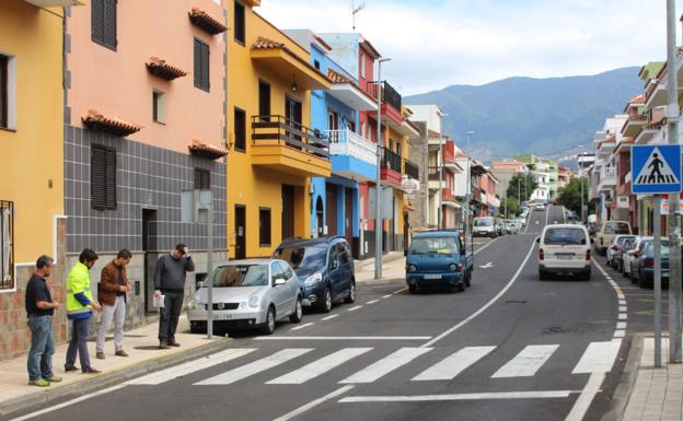Herido un motorista al chocar con un turismo en Los Realejos