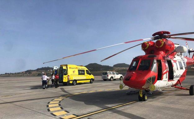 El helicóptero del GES rescata a senderista herido en Las Cañadas
