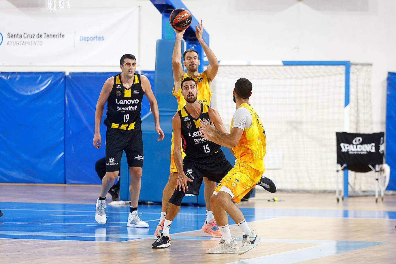 El Granca se lleva el primer derbi amistoso del curso (68-70)