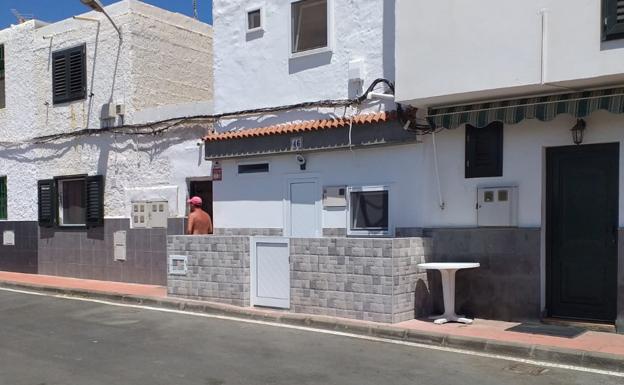 La terraza de Ojos de Garza, más antigua que la propia acera y en suelo privado