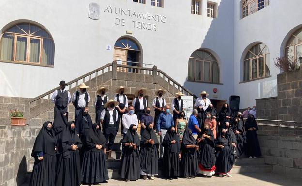 Los vecinos de Piletas acuden a Teror en ofrenda a la Virgen del Pino