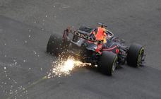 Verstappen, con accidente incluido, arranca con un suspiro de margen sobre Hamilton