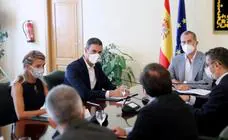 El Rey visita el operativo de acogida de afganos en Torrejón