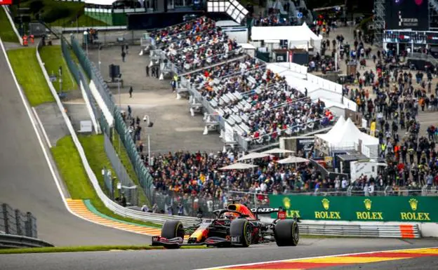 Verstappen al frente de su Red Bull en el circuito de Spa