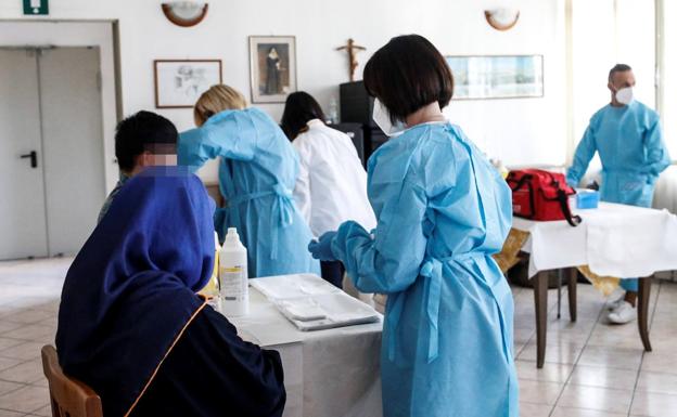 Vacunación de refugiados afganos en Roma.
