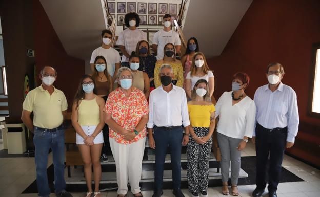 Mercedes Medina da beca a 11 universitarios