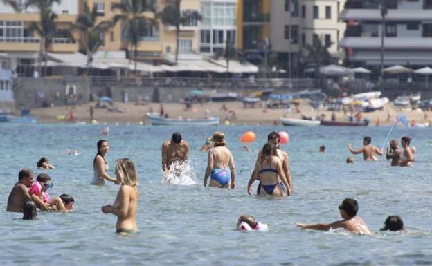 Salvan la vida a una mujer en Las Canteras