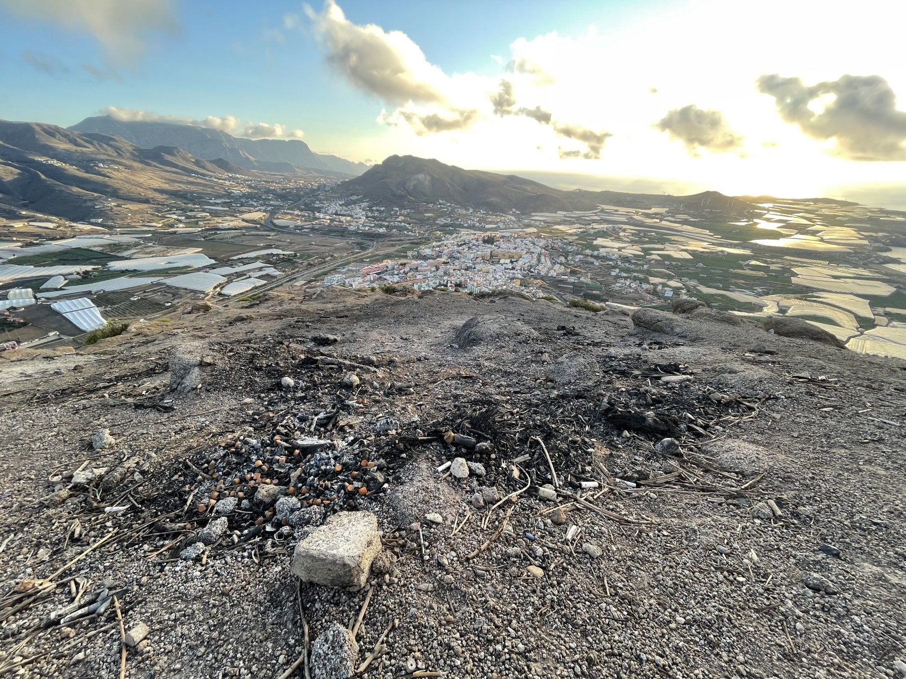 Los fuegos llenan de basura la montaña de Gáldar