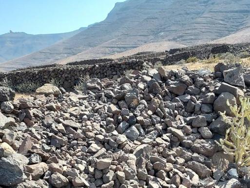 Denuncia el destrozo, por algunos cazadores, de muros y paredes agrícolas centenarios