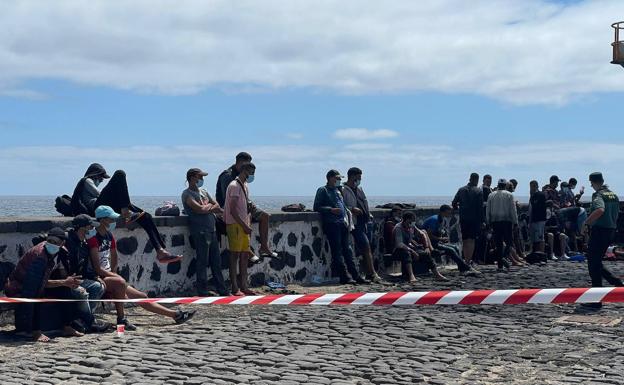 Llega una patera con 28 personas al muelle de Arrieta