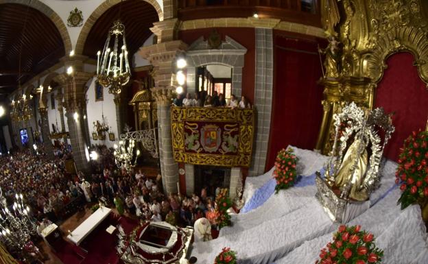 La imagen de la Virgen del Pino baja este domingo de su camarín