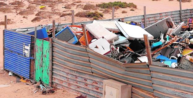 La otra cara de La Graciosa: montañas de basura y plásticos en las calles
