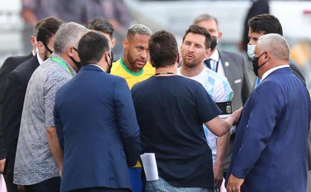 Leo Messi y Neymar conversan con funcionarios de la agencia de salud brasileña. 