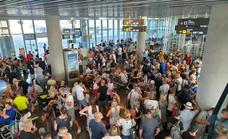 La huelga del 'handling' sigue adelante y amenaza hoy a más de 7.500 pasajeros