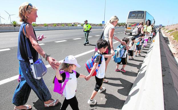 El transporte escolar anuncia una huelga ante la bajada del precio del servicio que impone Educación