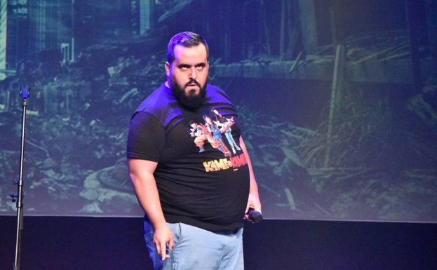 Kike Pérez desata la locura y abarrotará mañana un teatro con mitad de aforo
