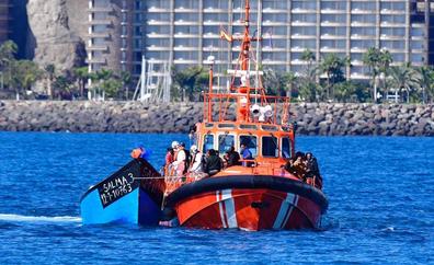 Trasladan a Arguineguín 34 migrantes de un cayuco rescatado al sur de Gran Canaria