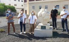 Una escultura de Víctor Navarro preside el jardín de entrada al centro de salud de Vecindario