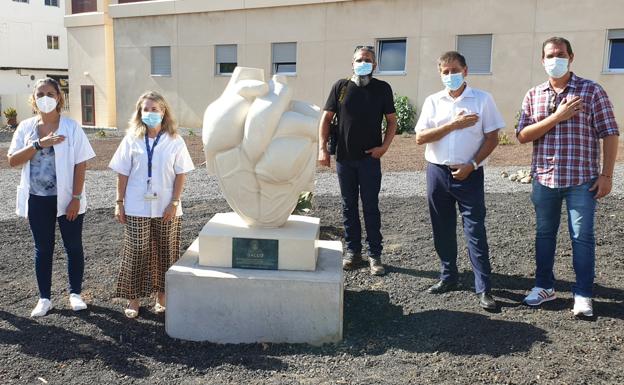 Una escultura de Víctor Navarro preside el jardín de entrada al centro de salud de Vecindario