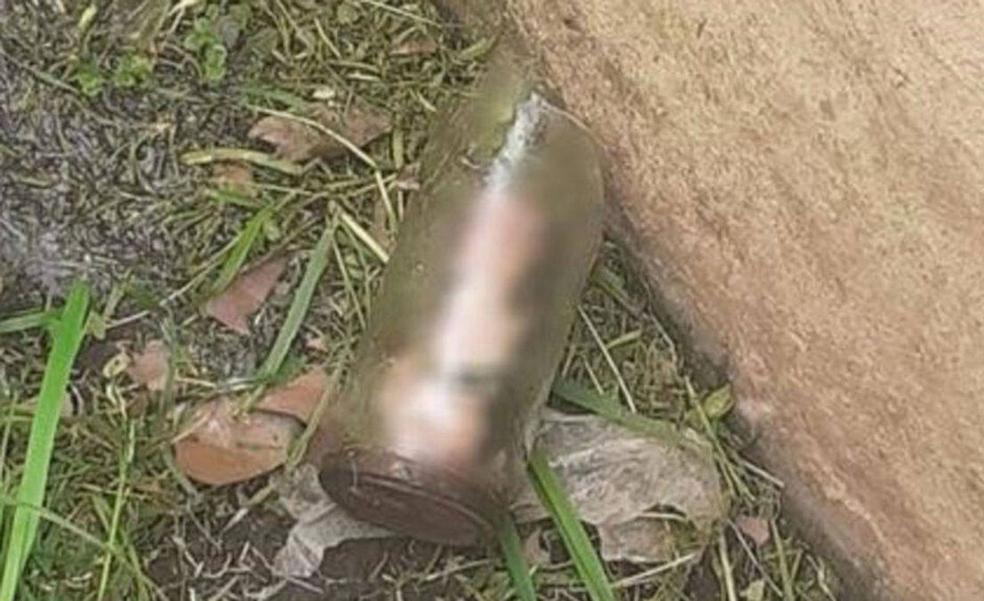 Halla un pene dentro de un bote de cristal enterrado en un jardín