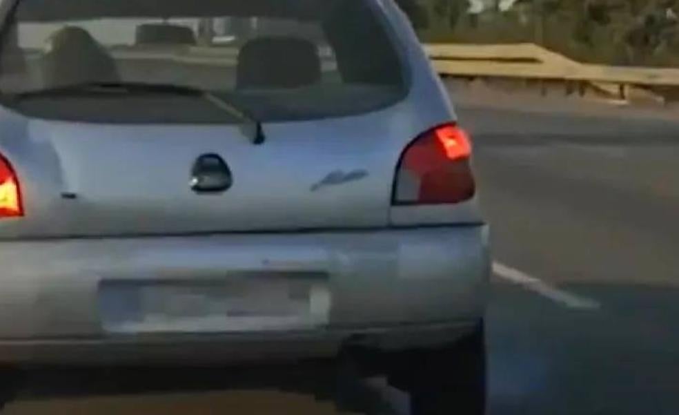 Conduce sin dejar el carril izquierdo e intenta provocar un accidente