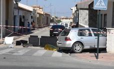 Dos muertos al invadir un coche la terraza de un bar en Murcia
