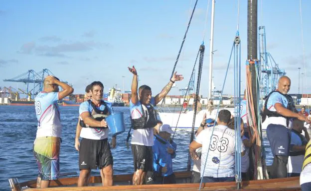 Felicidad, gestos de incredulidad, euforia y sonrisas, brazos en alto... La tripulación del Puerto de La Luz escenificó como pudo su éxito. / JORGE RODRÍGUEZ