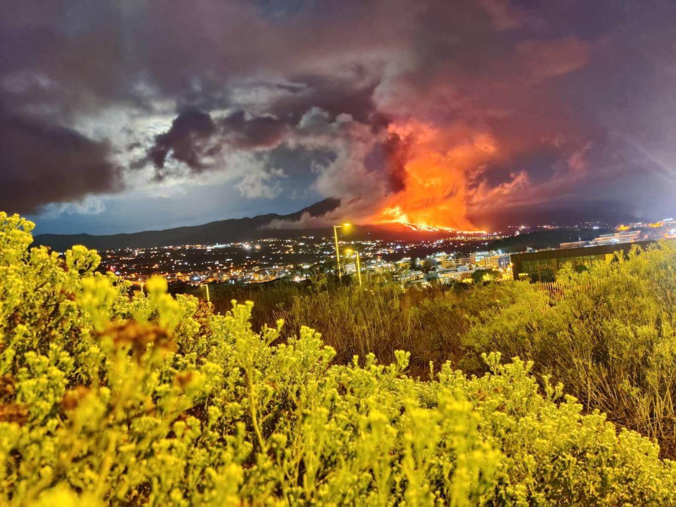 Las coladas de lava del nuevo volcán de La Palma bajan a 1.075 grados