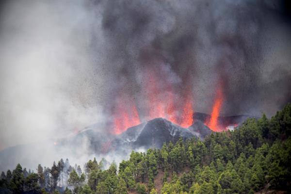 El volcán tiene siete bocas eruptivas y la lava no avanza de forma rápida