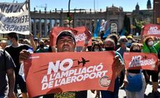 Miles de personas claman en Barcelona contra la ampliación de El Prat
