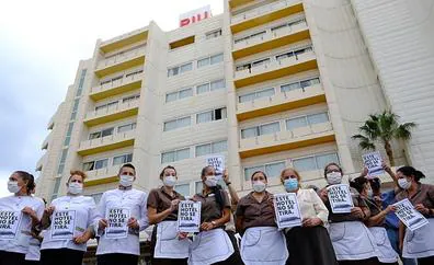 'Este hotel -el Tres Islas- no se tira': los 300 trabajadores inician sus protestas contra la caducidad de la concesión