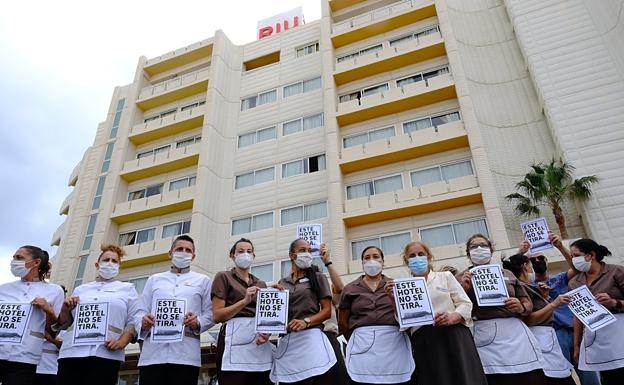 'Este hotel -el Tres Islas- no se tira': los 300 trabajadores inician sus protestas contra la caducidad de la concesión