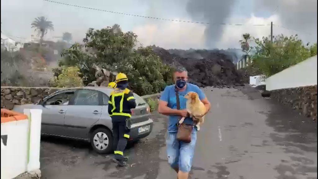 Los vecinos salen de Todoque con la lava cercando las casas