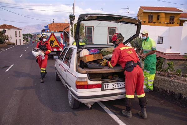 Facilitan a los vecinos de Todoque recoger pertenencias antes de que llegue la lava