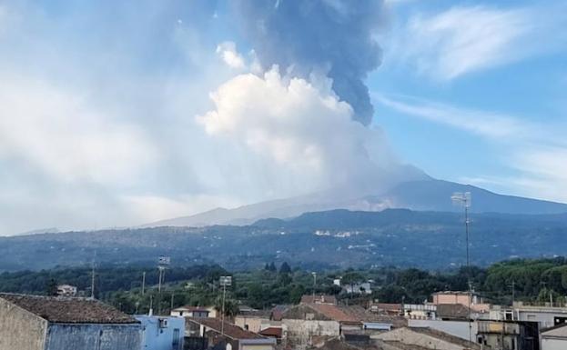 Erupción del volcán Etna de este martes.