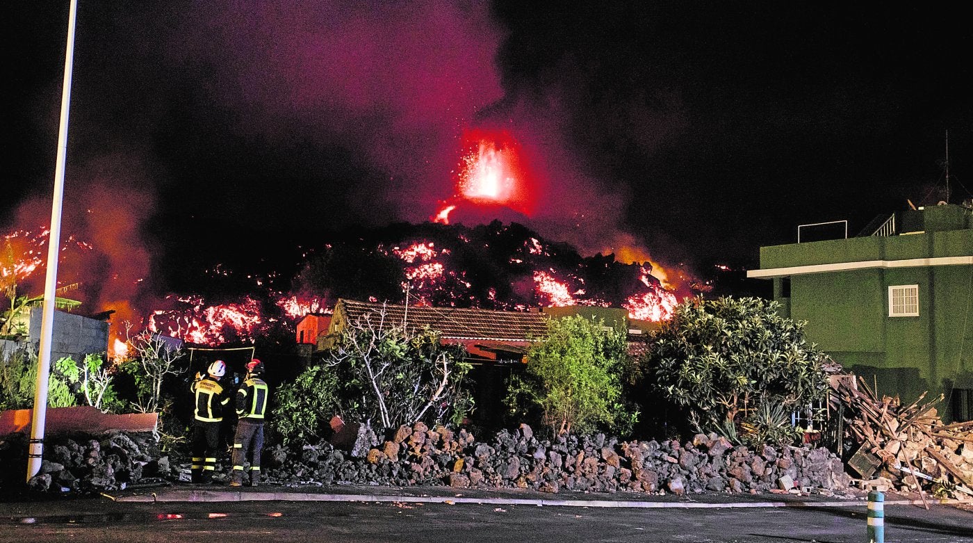 La lava alcanza los 12 metros de altura y destruye al menos 200 viviendas