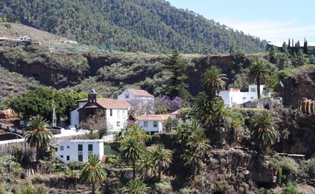 Sacerdotes de La Palma y el obispo celebran una misa para pedir a su patrona que «cese la erupción del volcán»