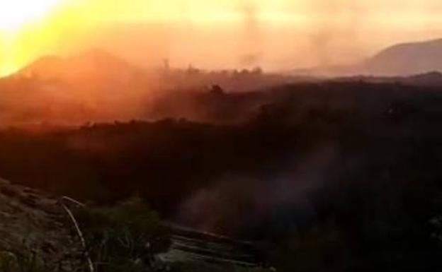 Remolino generado por el calor de la colada de lava