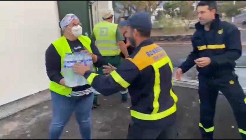 Cadena humana solidaria para ayudar a los palmeros