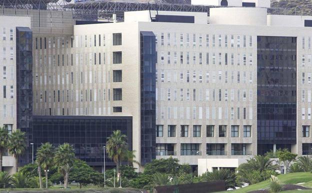 Un camión choca contra un andamio y tira a dos trabajadores