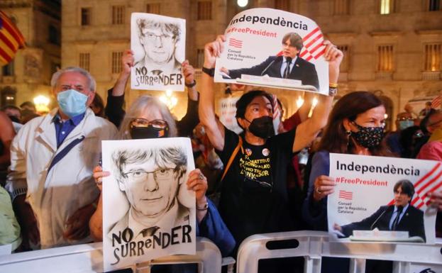 «Fuera la mesa»: Miles de personas celebran la libertad de Puigdemont
