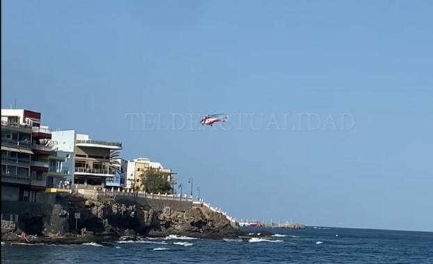 Un helicóptero del GES y Salvamento Marítimo buscan a una persona en aguas de Telde