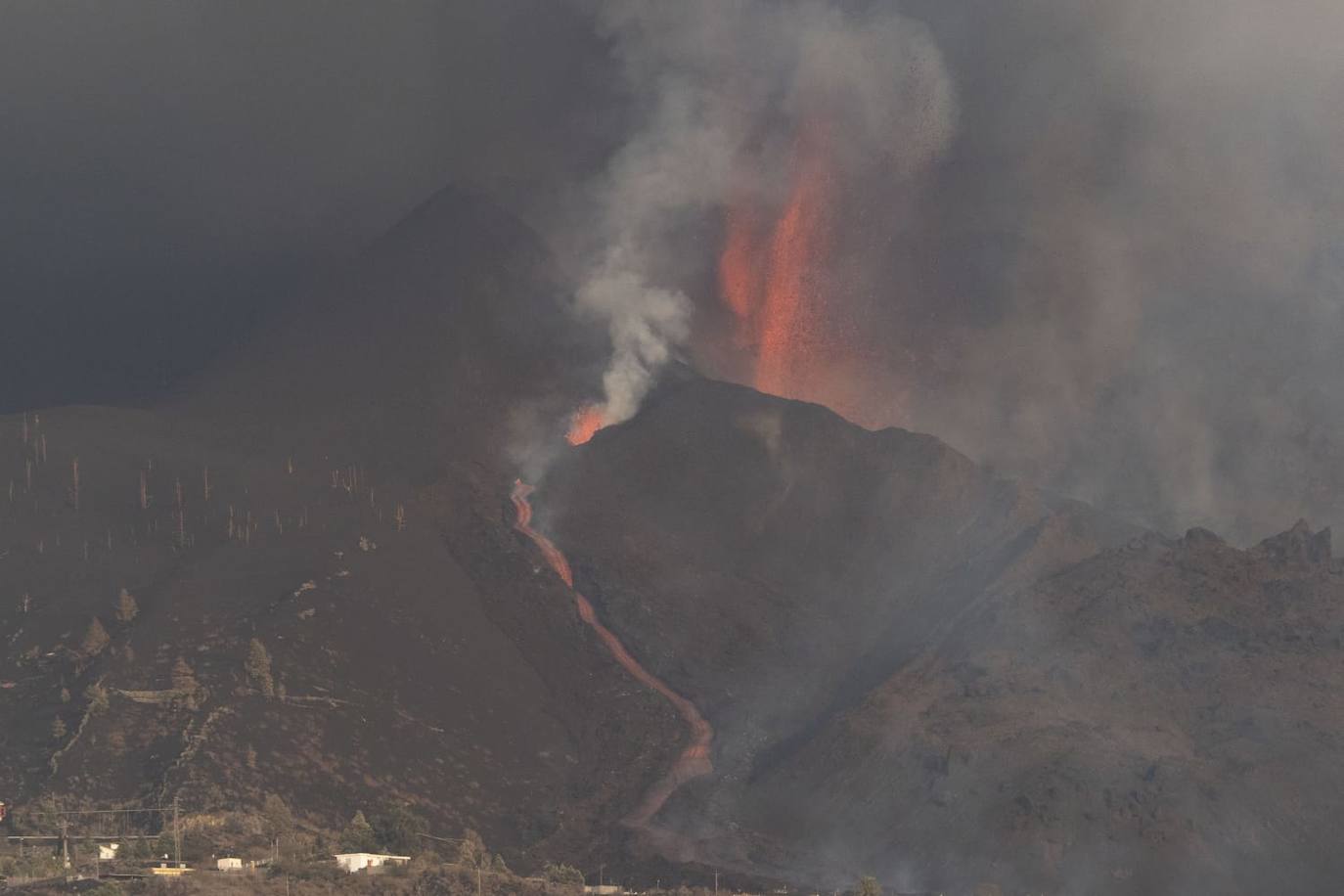 La lava puede llegar hoy al mar, aunque la emisión de magma se ha frenado