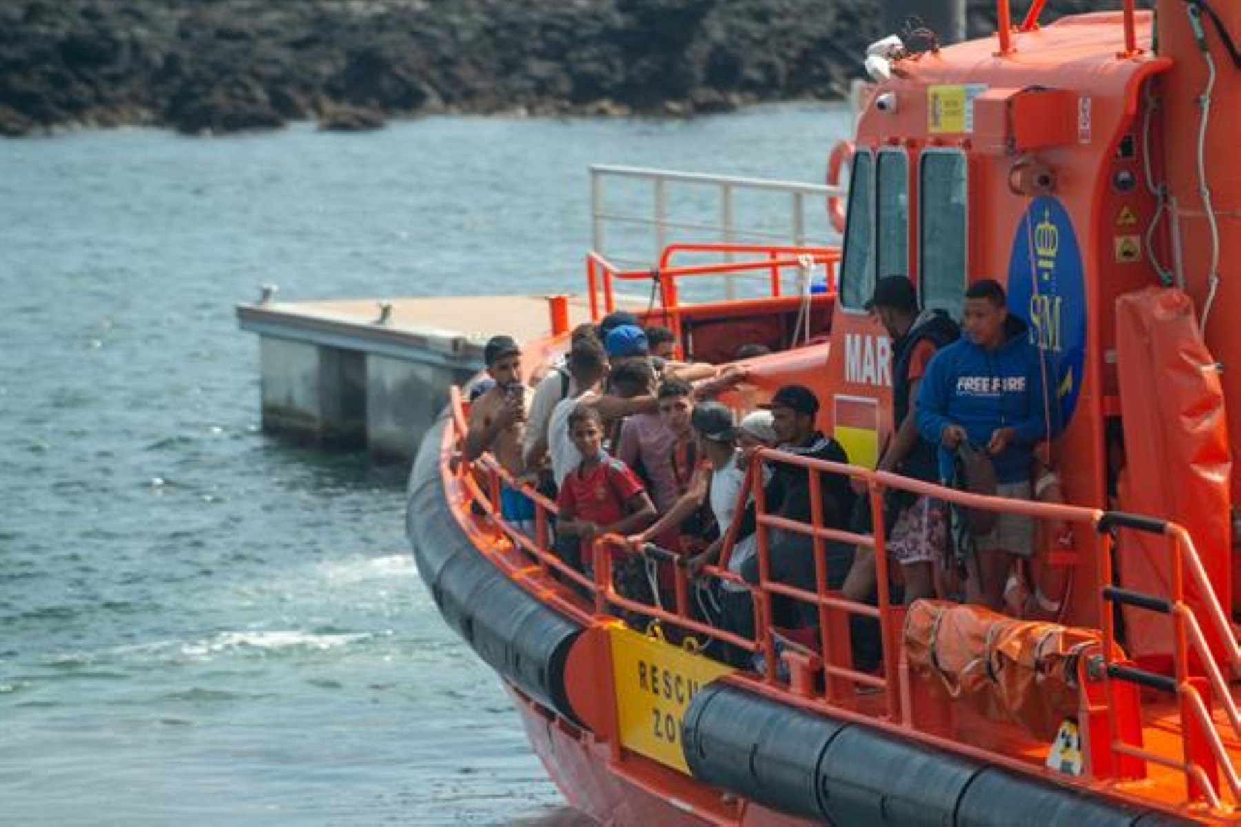 Imagen de un grupo de personas que llegan esta semana a bordo de un barco rescatado por Salvamento Marítimo frente a las costas de Lanzarote.  / EFE