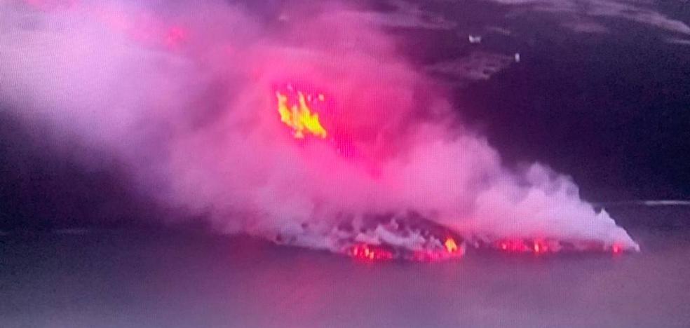 La lava del volcán llega al mar | Canarias7