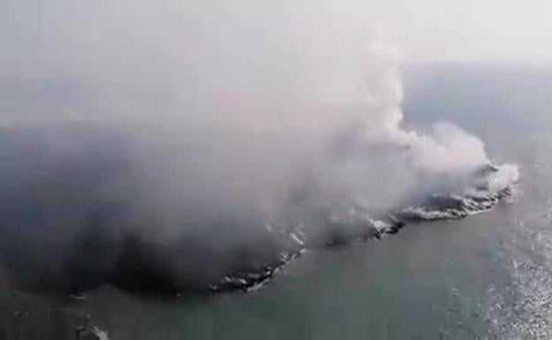 La fajana creada por la colada del volcán sigue creciendo